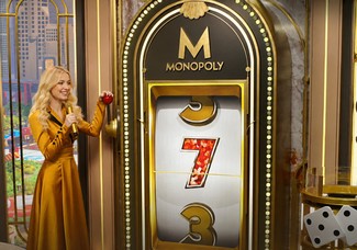 Présentatrice activant le grand slot de Monopoly Roulette